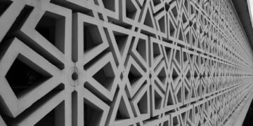 جہانِ نو ہو رہا ہے پیدا، وہ عالَمِ پِیر مر رہا ہے!