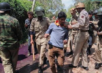 اہلِ وفا کی گردنیں کٹی ہیں بتیغِ جفا