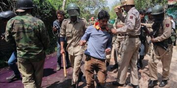 اہلِ وفا کی گردنیں کٹی ہیں بتیغِ جفا